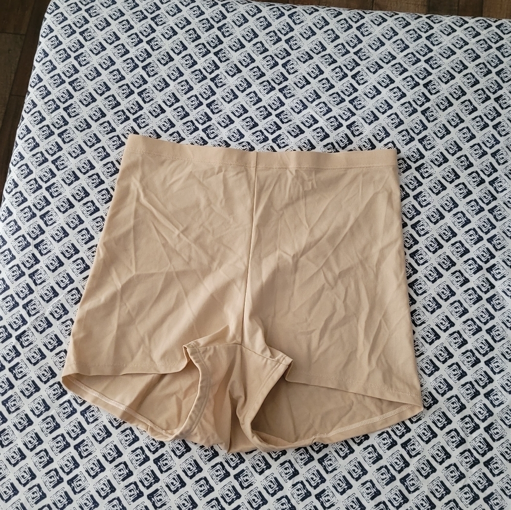 SHAPE wear NWOT sample M
